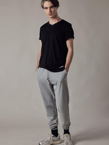 T-Shirt 'T-Shirt Scollo a V' OWN Off With Nature en noir