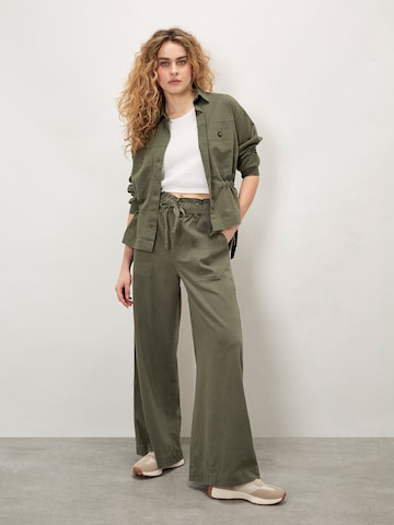 Apricot Loosefit Paper Bag Waist Wide Leg Trousers ' ' in Grün: Vorderseite
