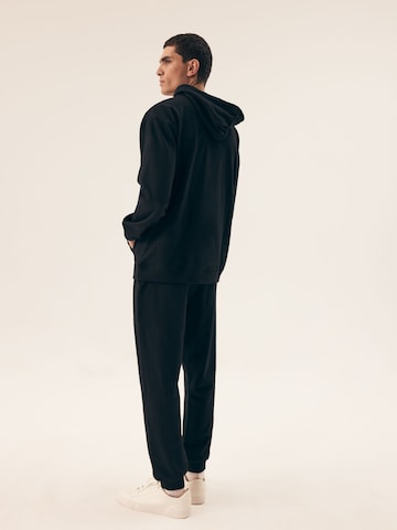 Felpa 'Kapuzensweatshirt Motion, French Terry, mit Rippbündchen' di Henderson in nero