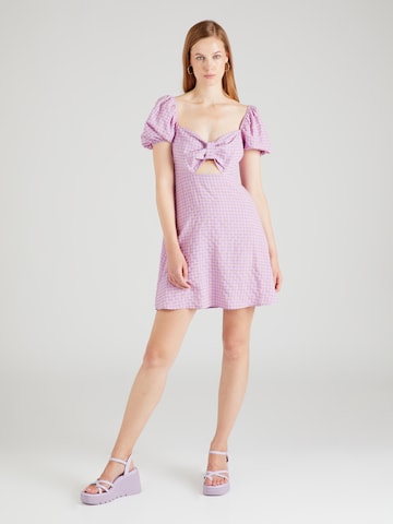 Rochie de la Dorothy Perkins pe mov: față