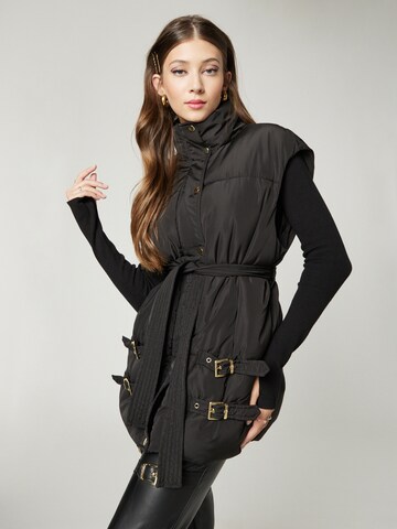 Gilet 'Isabell' di Hoermanseder x About You in nero: frontale