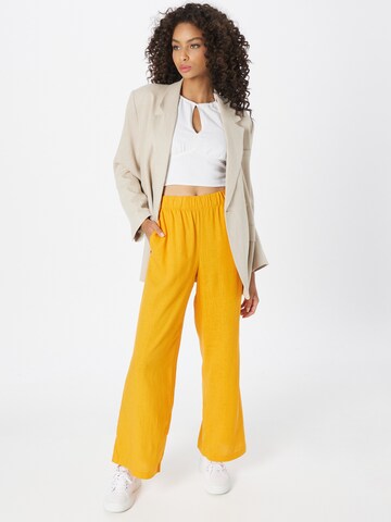 SELECTED FEMME - Pierna ancha Pantalón 'GULIA' en naranja