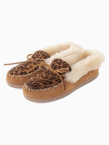 Minnetonka Slipper in Brown