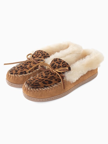 Minnetonka Slipper in Brown