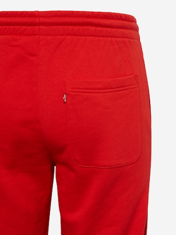 LEVI'S ® Tapered Housut 'Graphic Piping Sweatpant' värissä punainen