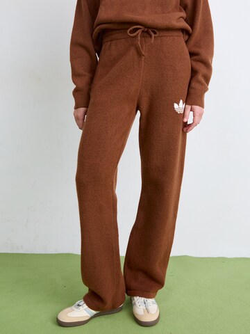 ADIDAS ORIGINALS Loosefit Broek 'Athletic Dept' in Bruin: voorkant