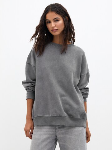 Pull&Bear Sweatshirt i grå: framsida
