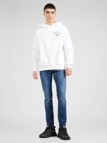 TOMMY HILFIGER Μπλούζα φούτερ 'Arched Varsity' σε λευκό