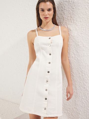 Trendyol Jurk in Wit: voorkant