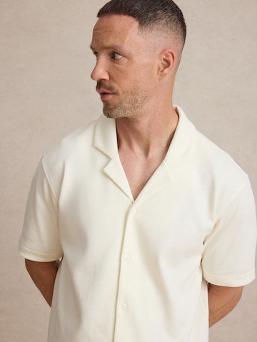 balts DAN FOX APPAREL Standarta piegriezums Krekls 'Leon'