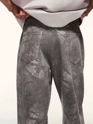 Bershka Baggy Farkut värissä harmaa