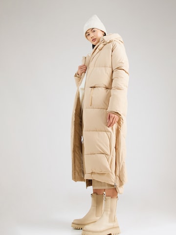 Manteau d’hiver 'LOURDES PUFFER COAT' Embassy of Bricks and Logs en beige