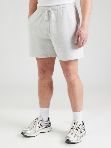 Abercrombie & Fitchregular Hlače 'ESSENTIAL' - siva boja: prednji dio