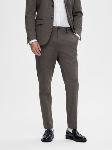 SELECTED HOMME Slimfit Bandplooibroek in Bruin: voorkant