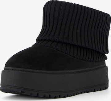 BershkaLežerne čizme - crna boja: prednji dio