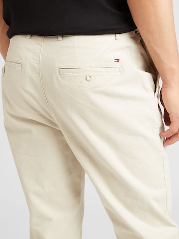 Regular Pantaloni eleganți 'MERCER ESSENTIAL' de la TOMMY HILFIGER pe alb