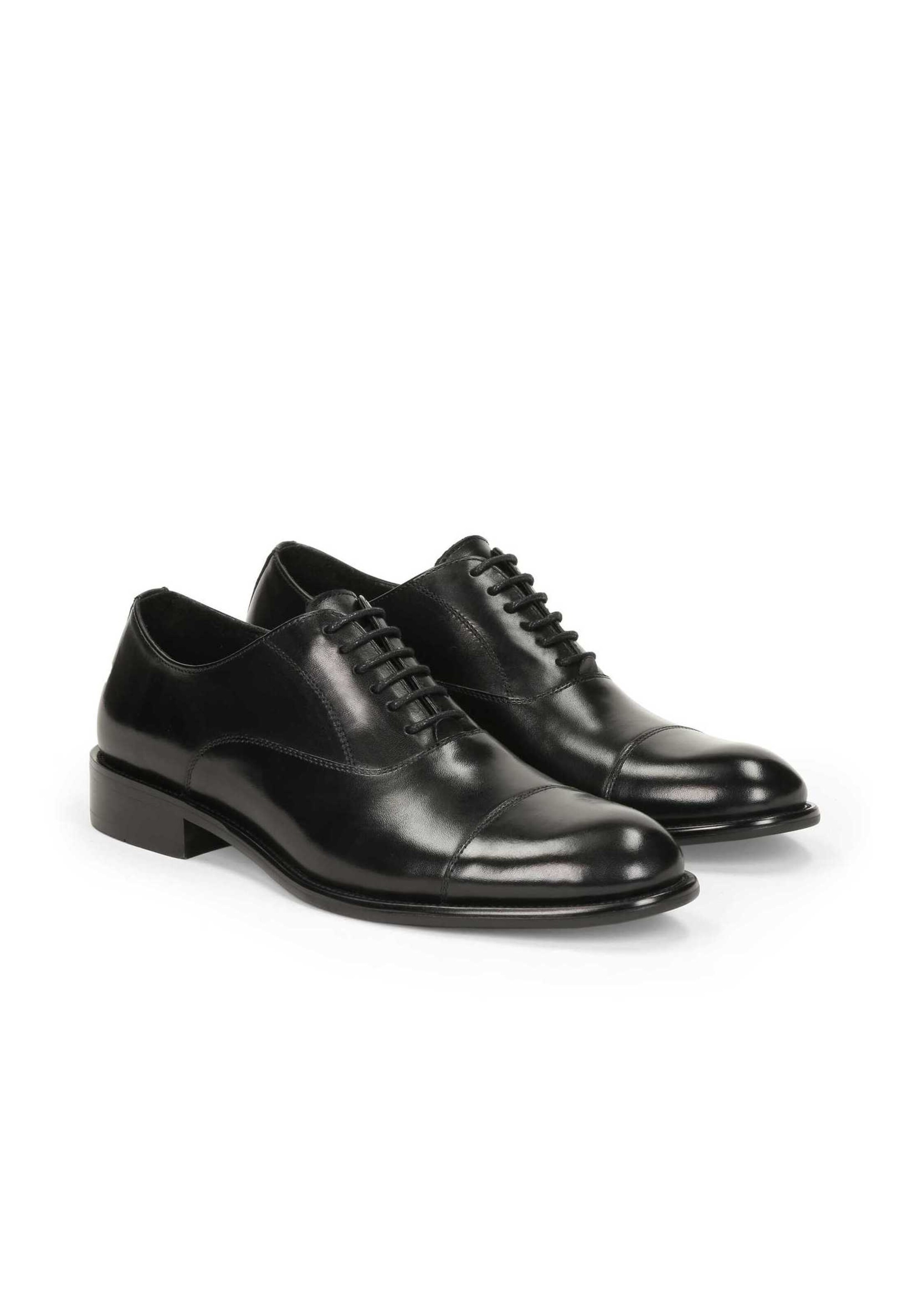 Scarpa stringata di Kazar in nero