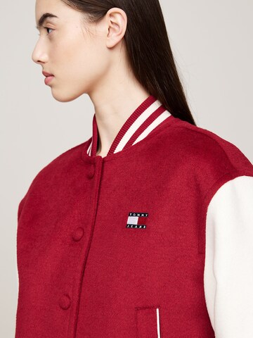 Tommy Jeans Φθινοπωρινό και ανοιξιάτικο μπουφάν σε κόκκινο