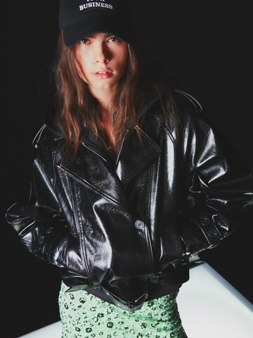 Bershka Jacke in Schwarz: Vorderseite