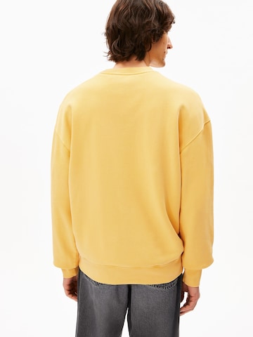 ARMEDANGELS Sweatshirt in Geel