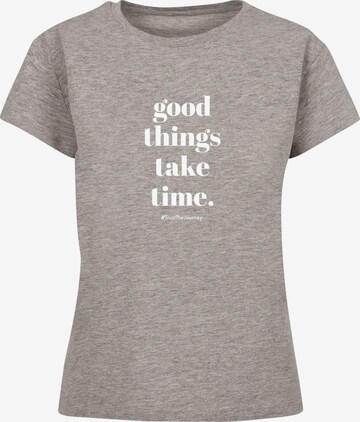 Merchcode Shirt ' Good Things Take Time' in Grijs: voorkant