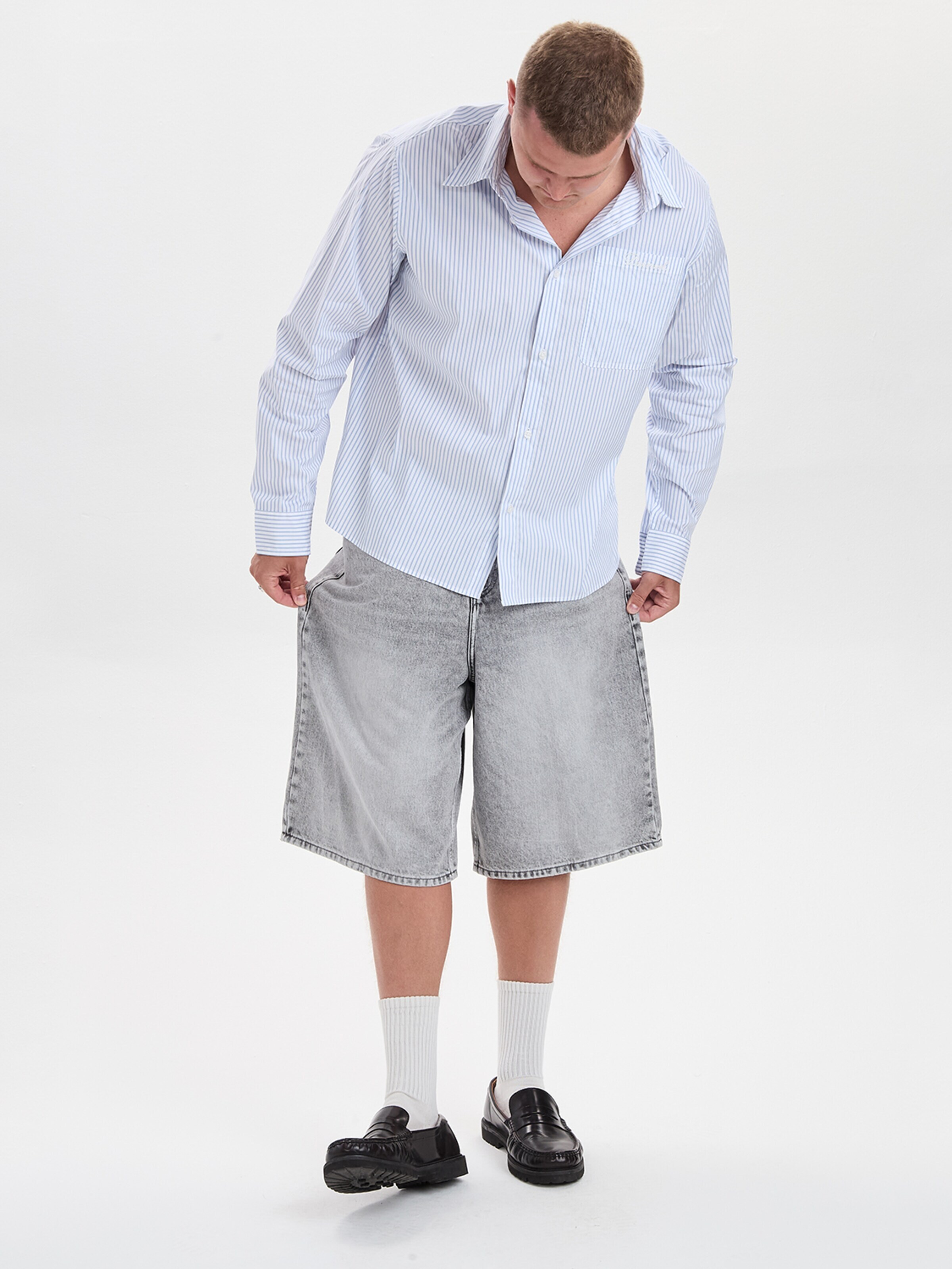 Dxnmxrk Szeroka nogawka Jeansy 'DXHarri Grey Wide Fit Denim Shorts' w kolorze szary