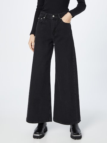 Calvin Klein Jeans بساق عريضة جينز بلون أسود: الأمام
