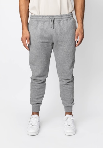 SNOCKS Tapered Pants in Grey: front