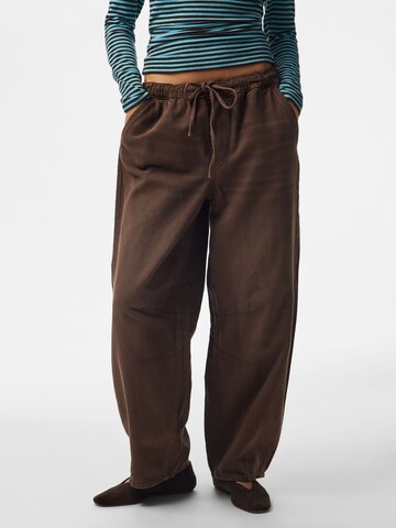 PIECES Barrel Jeans 'PCSILVIA' in Braun