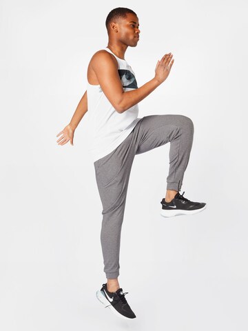 Tapered Pantaloni sportivi di NIKE in grigio