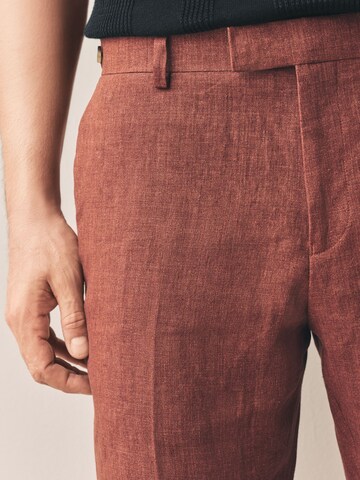 Coupe slim Pantalon à plis Next en marron