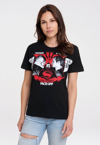 LOGOSHIRT T-Shirt 'Batman vs Superman - Face Off' in Schwarz: predná strana