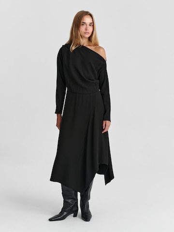 Rochie de la TATUUM pe negru: față