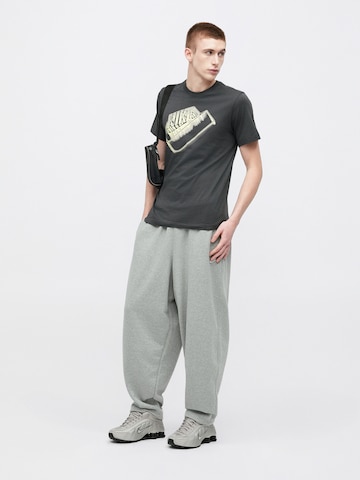 Loosefit Pantalon 'CLUB OS' Nike Sportswear en gris