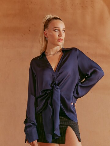 Ema Louise x ABOUT YOU Bluse 'Bianca' in Blau: predná strana