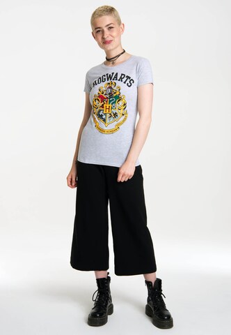 LOGOSHIRT T-Shirt 'Hogwarts' in Grau