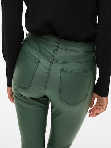 Coupe slim Pantalon 'VISarah' VILA en vert
