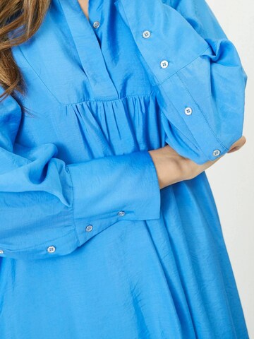 Robe 'Callum' co'couture en bleu