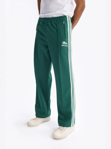 Giesto Loose fit Trousers in Green: front