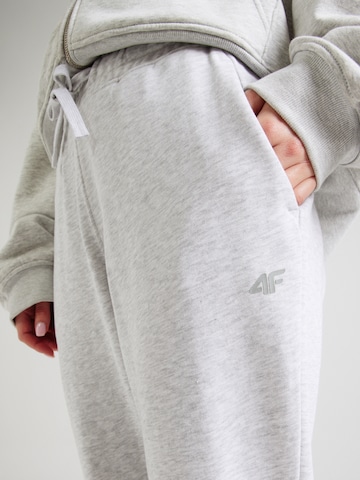 4F Tapered Sporthose in Grau