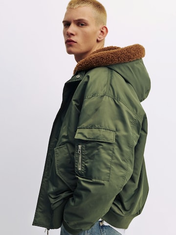 Pull&Bear Zimska jakna | zelena barva: sprednja stran