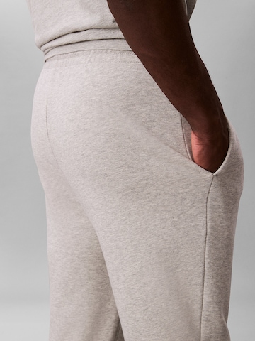 Calvin Klein Tapered Hose in Grau