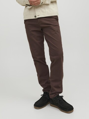 Coupe slim Pantalon chino 'Marco Bowie' JACK & JONES en marron : devant