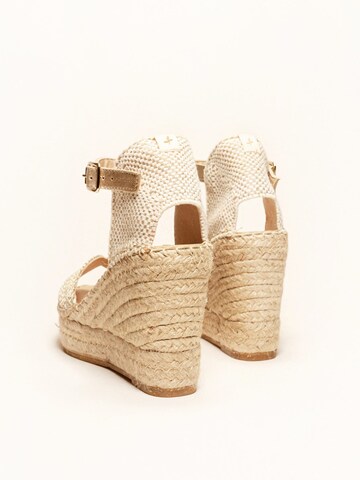Alhamas Sandalen met riem 'Alpargata Cuña 10 cm' in Goud