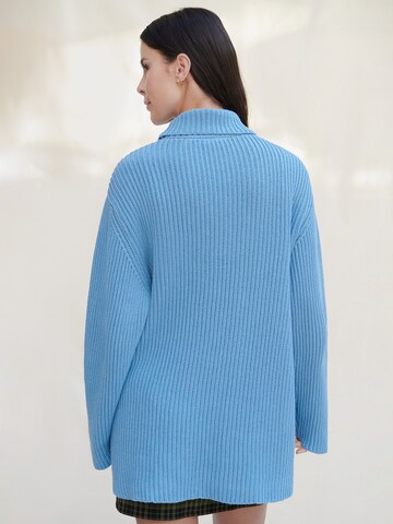 Pullover 'Caro' di A LOT LESS in blu