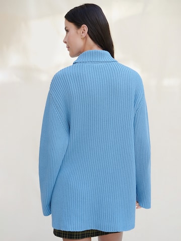 A LOT LESS Pullover 'Caro' in Blau