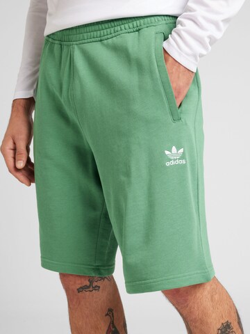 ADIDAS ORIGINALS Regular Byxa 'Essentials' i grön