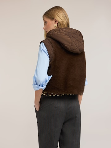 MOTIVI Vest in Brown