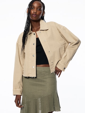 Geacă de primăvară-toamnă de la Pull&Bear pe bej: față