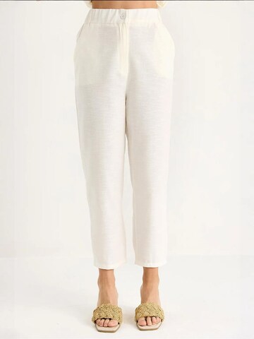 Completo pantalone di Bianco Lucci in beige